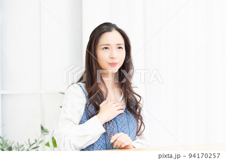 胸に手を当てる女性 胸に手を当てる女性 94170257