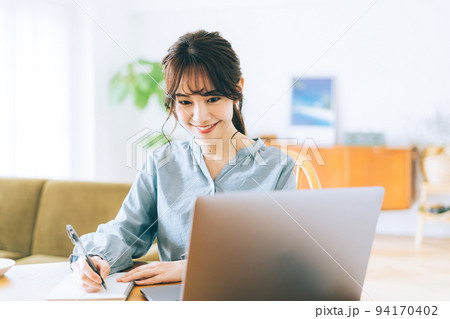 オンラインで勉強をする女性 94170402