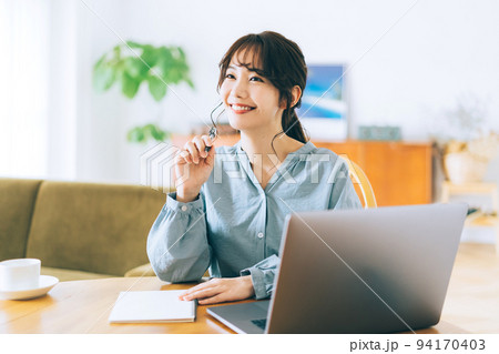 オンラインで勉強をする女性 94170403