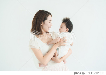 赤ちゃんを抱きかかえるお母さん 赤ちゃんを抱きかかえるお母さん 94170499