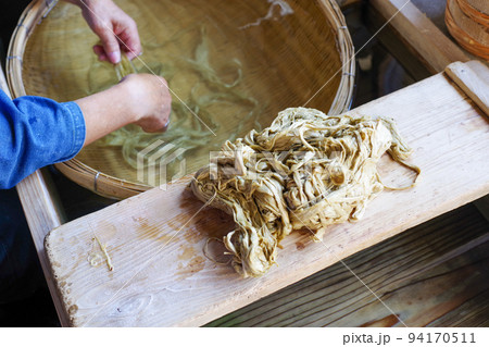 福井県の伝統工芸の越前和紙の原料 福井県の伝統工芸の越前和紙の原料 94170511