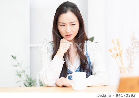 リビングで怒っている主婦 リビングで怒っている主婦 94170592