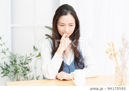 リビングで怒っている主婦 94170593