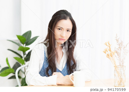 リビングで怒っている主婦 94170599