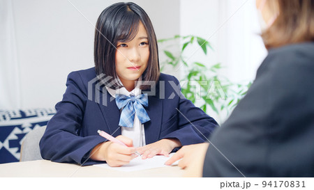 指導を受ける女子学生 個別指導 家庭教師 学習塾 指導を受ける女子学生 個別指導 家庭教師 学習塾 94170831