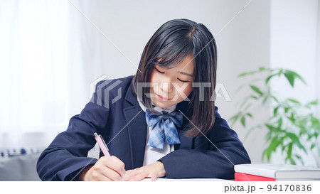 勉強する女子学生 94170836