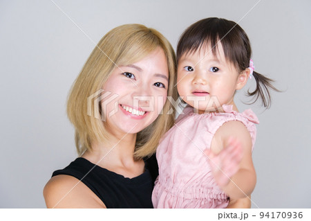 女の子を抱きかかえるお母さんのポートレート 女の子を抱きかかえるお母さんのポートレート 94170936