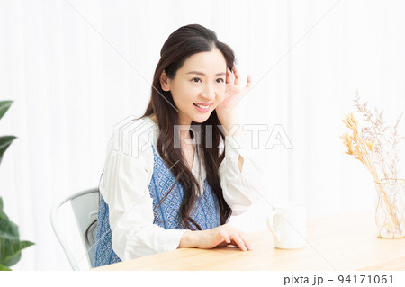 リビングで聞き耳を立てている女性 リビングで聞き耳を立てている女性 94171061