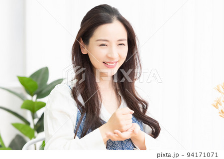 リビングで納得している女性 94171071