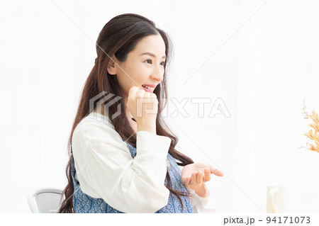 リビングで納得している女性 94171073