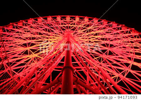 赤くライトアップされた観覧車 赤くライトアップされた観覧車 94171093