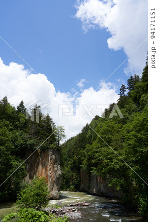 大函は石狩川の浸食によって形成された層雲峡地域の深い谷です 94171151