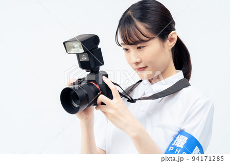 女性のカメラマン 94171285