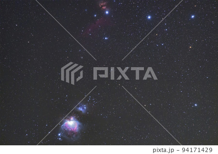 冬の星座オリオン座の星雲と三ツ星 94171429