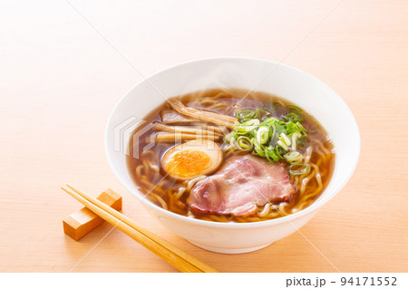 醤油ラーメンを食べる 醤油ラーメンを食べる 94171552