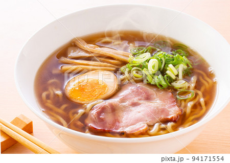 醤油ラーメンを食べる 醤油ラーメンを食べる 94171554