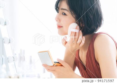 女性　ビューティー　美容　メイク　スキンケア 94171597