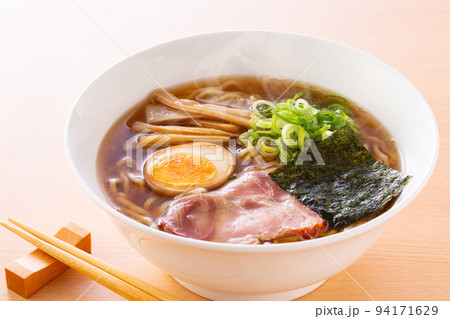 醤油ラーメンを食べる 94171629
