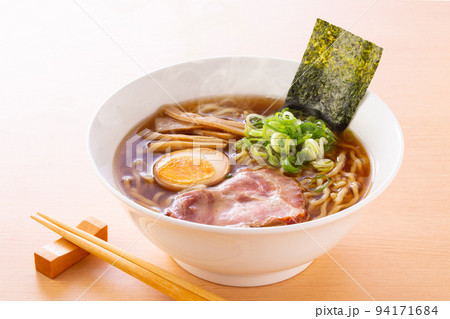 醤油ラーメンを食べる 醤油ラーメンを食べる 94171684