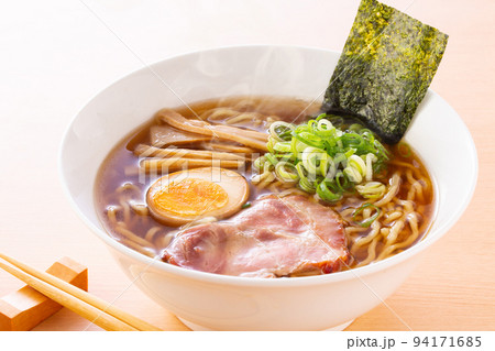 醤油ラーメンを食べる 94171685