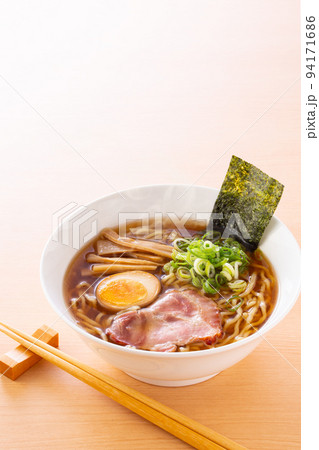 醤油ラーメンを食べる 94171686