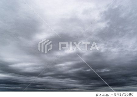 くもり空の背景 広角~準広角 a-4 高コントラスト くもり空の背景 広角~準広角 a-4 高コントラスト 94171690