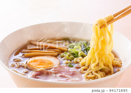 醤油ラーメンを食べる 94171695
