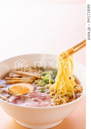 醤油ラーメンを食べる 醤油ラーメンを食べる 94171699