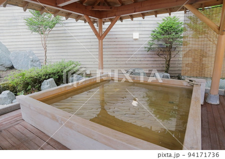 温泉旅館の源泉掛け流しの露天風呂のイメージ 94171736