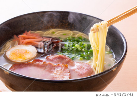 豚骨ラーメンを食べる 豚骨ラーメンを食べる 94171743