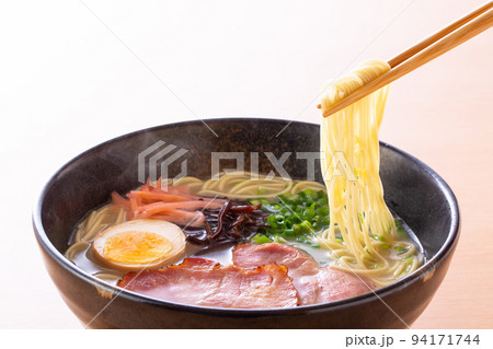 豚骨ラーメンを食べる 豚骨ラーメンを食べる 94171744