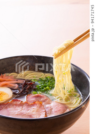 豚骨ラーメンを食べる 豚骨ラーメンを食べる 94171745