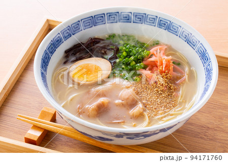 豚骨ラーメンを食べる 豚骨ラーメンを食べる 94171760