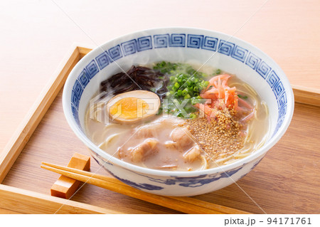 豚骨ラーメンを食べる 94171761