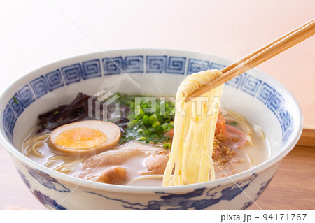 豚骨ラーメンを食べる 94171767
