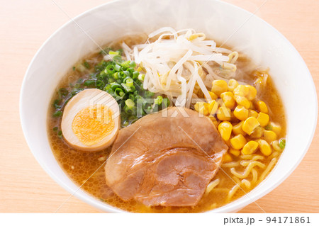 味噌ラーメンを食べる 94171861