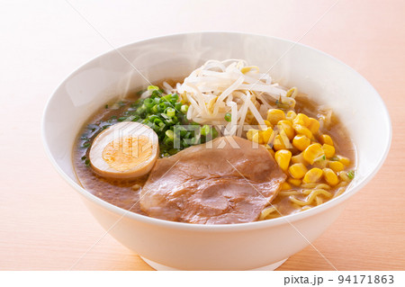 味噌ラーメンを食べる 94171863