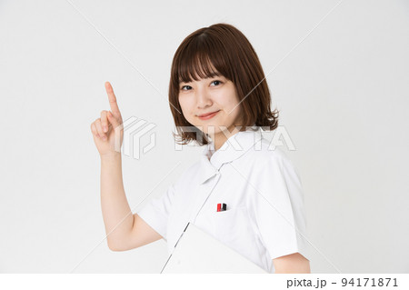 上を指差す看護師  94171871