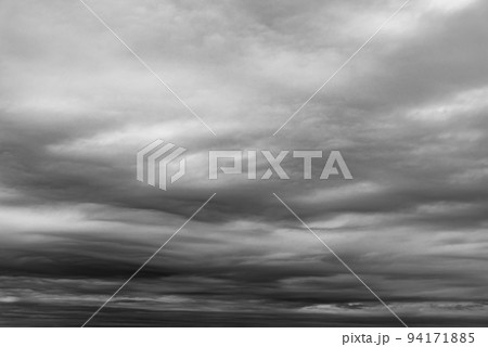 湧き立つくもり空の背景　a-5 硬調モノクロ 94171885