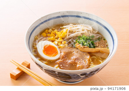 味噌ラーメンを食べる 94171906