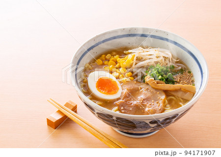 味噌ラーメンを食べる 94171907