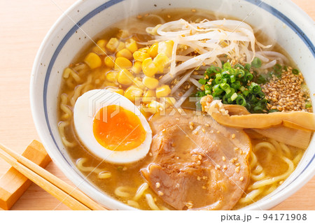 味噌ラーメンを食べる 94171908