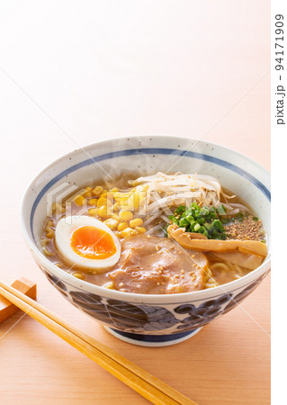 味噌ラーメンを食べる 94171909