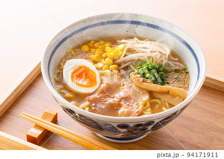 味噌ラーメンを食べる 94171911