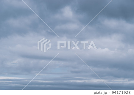 湧き立つくもり空の背景　c-2 寒色 94171928
