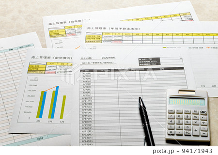 売上管理　予実管理　推移グラフなど 94171943