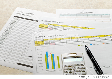 売上管理 予実管理 推移グラフなど 売上管理 予実管理 推移グラフなど 94171952