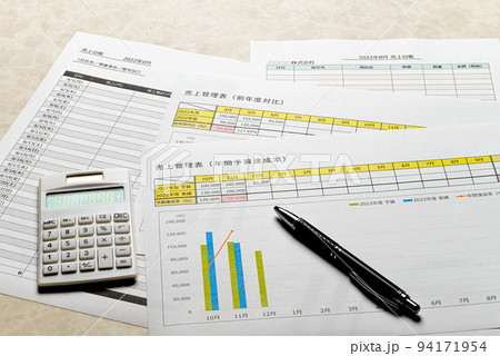 売上管理　予実管理　推移グラフなど 94171954