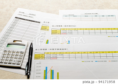 売上管理　予実管理　推移グラフなど 94171958