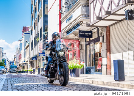 大型クルーザーバイクで横浜ツーリングをする女性ライダー 横浜元町ショッピングストリートで買い物 大型クルーザーバイクで横浜ツーリングをする女性ライダー 横浜元町ショッピングストリートで買い物 94171992